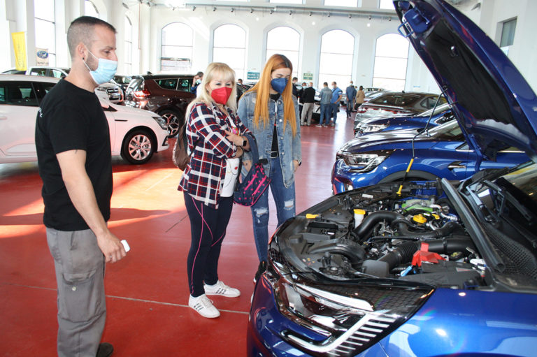 Puertollano: Más de cien coches de ocasión se exhiben hasta el domingo en el pabellón La Central