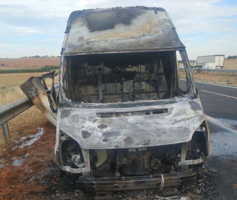Ciudad Real: Se incendia una furgoneta con maquinaria de construcción en la A-43