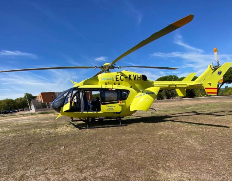 Puertollano: Un helicóptero de Urgencias, obligado a  aterrizar junto al pabellón deportivo para atender a un enfermo