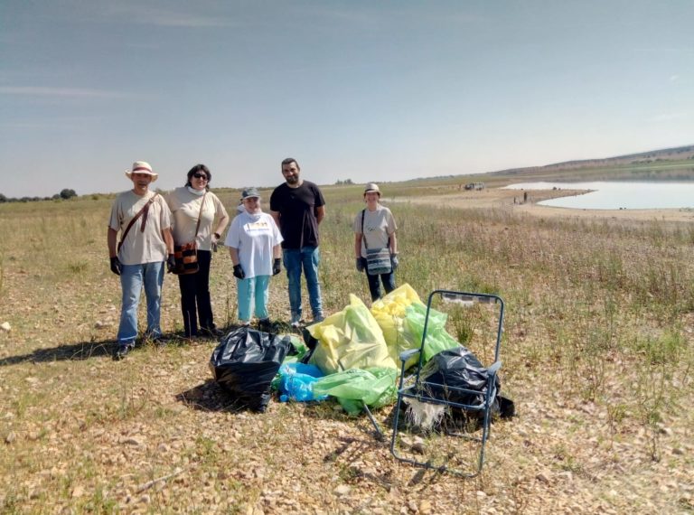 SEO-Ciudad Real y SOLMAN celebran el Día de las Aves recogiendo basura en El Vicario
