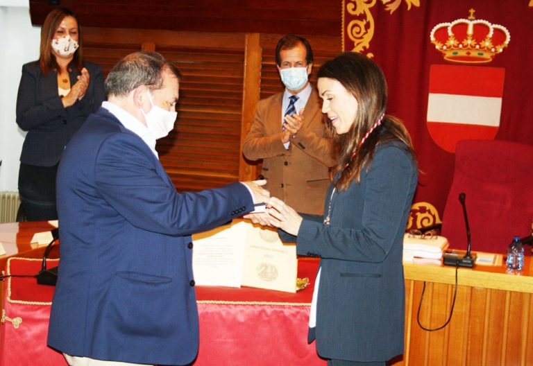 Bonitas palabras de amistad por encima de la política: La concejala del PP de Puertollano felicita emocionada a la nueva edil socialista Esther Mora