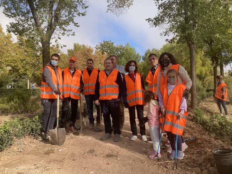 Puertollano: Más de medio centenar de voluntarios participan en la plantación popular impulsada por Fundación Repsol en el corredor verde
