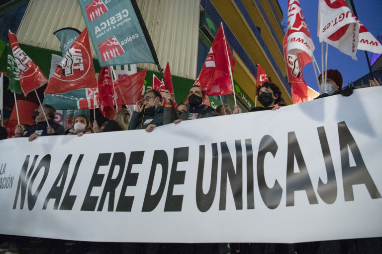Trabajadores de Unicaja protestan contra un ERE que dejaría en la calle a 95 trabajadores de la entidad en Ciudad Real