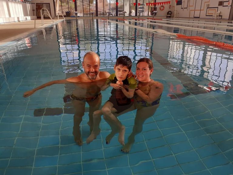 El Club Paralímpico Puertollano entrega a Javichu la recaudación para su andador