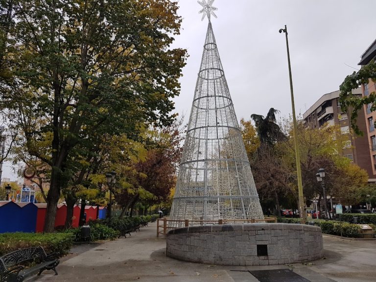Puertollano: El gran árbol de Repsol anuncia la Navidad en el Paseo de San Gregorio