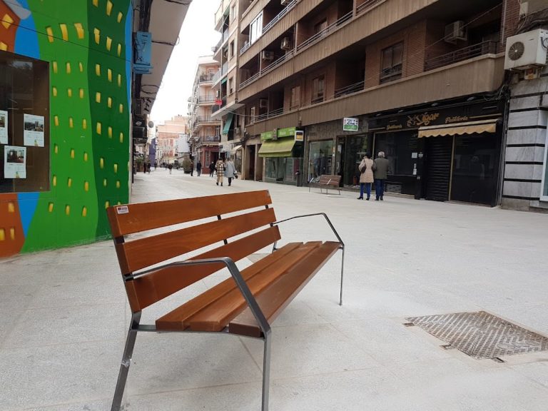 Puertollano: Bancos para la calle Puerto