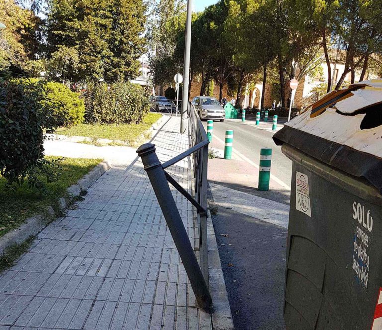 Puertollano: Barandilla intrusa en la calle Ancha