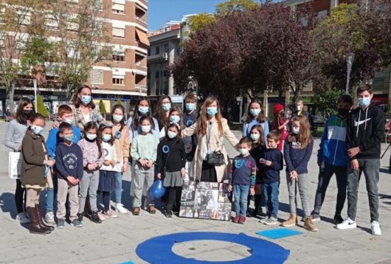 Familias de niños con diabetes se concentran en Ciudad Real para visibilizar la patología