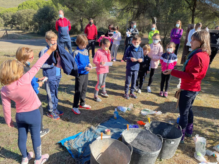 Puertollano: Las familias aprenden a reciclar con un juego de orientación en la Dehesa Boyal