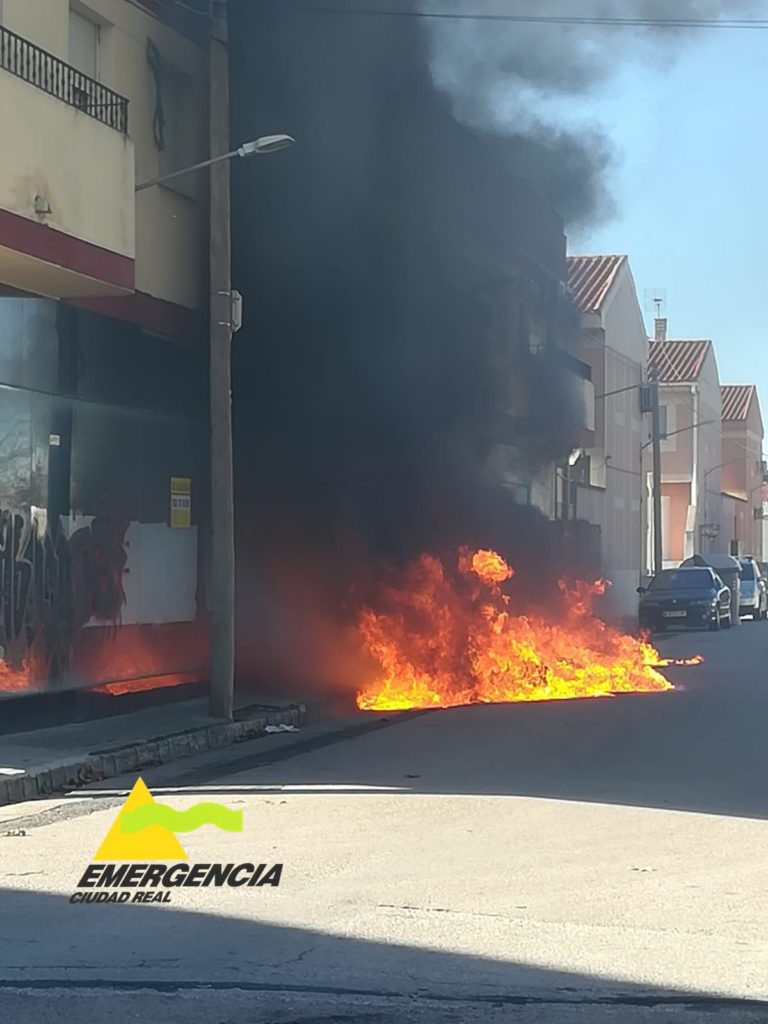 El incendio de varios contenedores causa daños en una tienda en Tomelloso