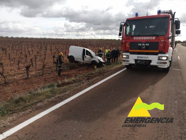 Conductor atrapado tras un accidente entre Pozuelo y Torralba de Calatrava
