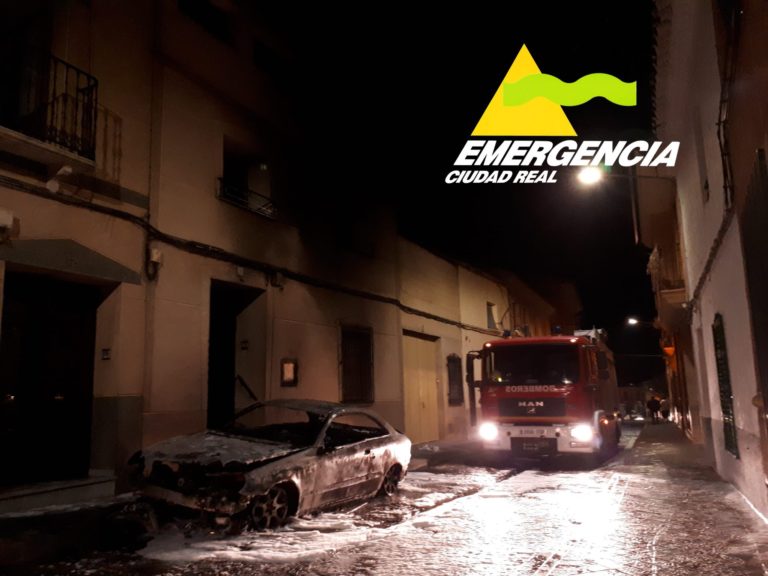 Trasladado al hospital un hombre de 77 años afectado por el humo del incendio de un turismo en La Solana
