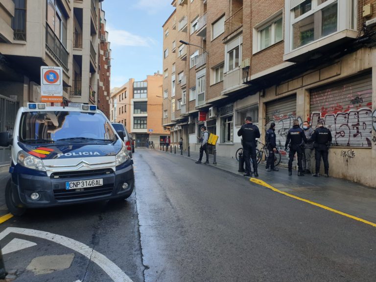 Ciudad Real: La Policía Nacional sorprende a un hombre en plena calle con una bicicleta de alta gama robada a un repartidor