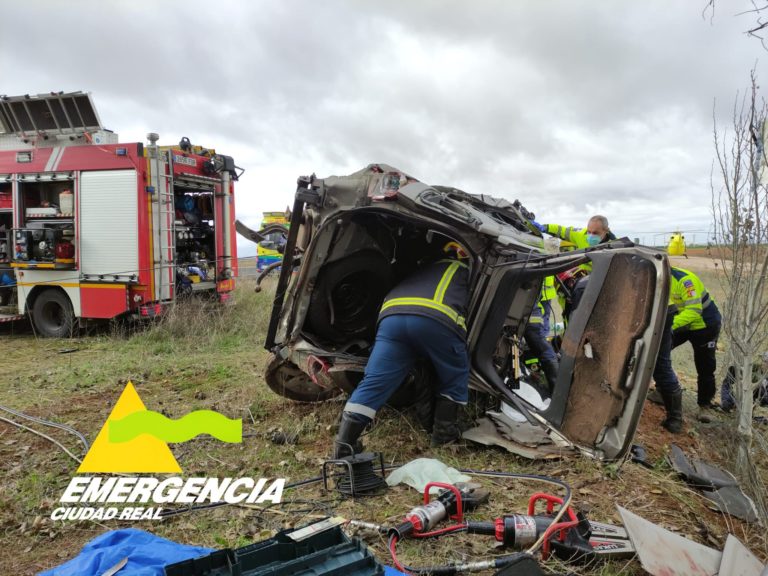 Trasladadas al hospital cuatro personas tras la salida de vía de un turismo en Daimiel