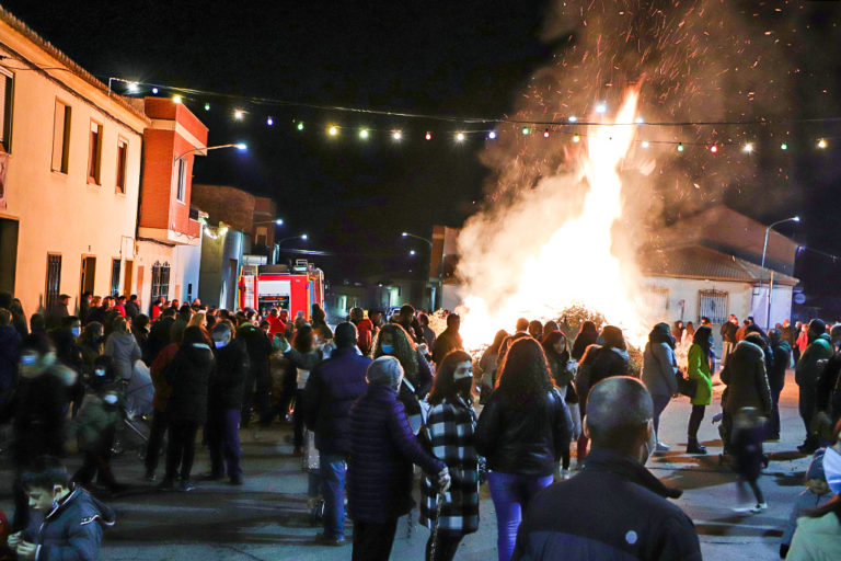 Santa Bárbara y su barrio de El Calvario reemprenden tras dos años el arraigado ciclo de candelarias de Almodóvar del Campo