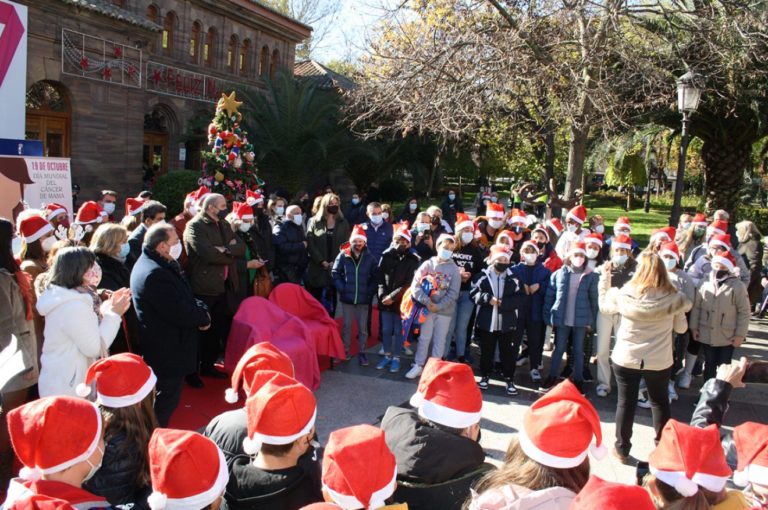 Puertollano: Las mujeres de Santa Águeda abren la Navidad con un árbol crochet cargado de ilusión