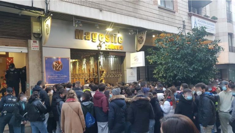 Ciudad Real: Gran aglomeración, con presencia policial, para la venta de entradas de una fiesta navideña