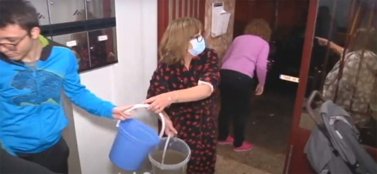Preocupación entre 88 familias de Puertollano por las peligrosas inundaciones en los cuartos de contadores y limpieza de sus edificios