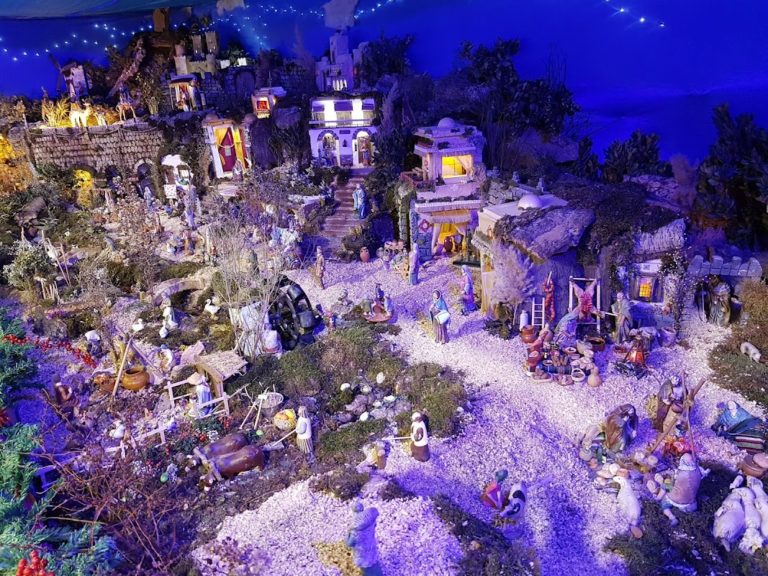 Puertollano: El espléndido belén de la familia García de las Bayonas regresa al mercado municipal