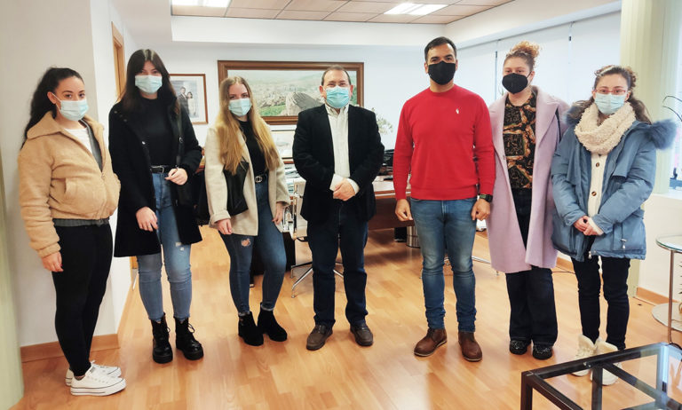 Cinco mujeres inician su andadura laboral en el Ayuntamiento de Puertollano con el programa de Jóvenes Cualificados