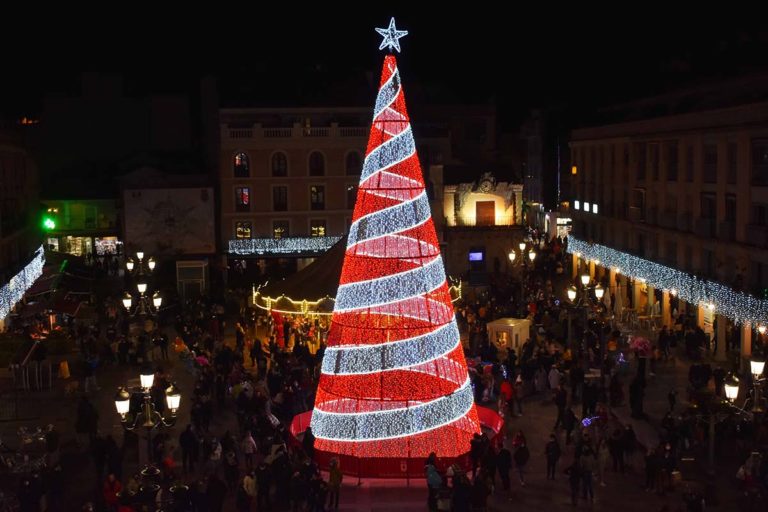 Un gran árbol con medio millón de microbombillas protagoniza la iluminación navideña de Ciudad Real