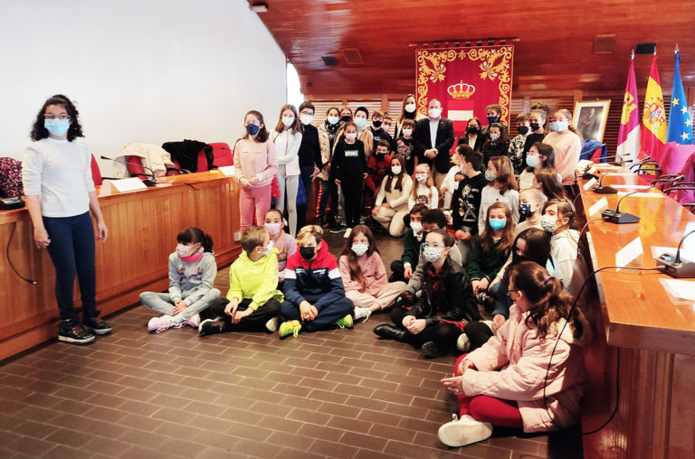 Puertollano: El Pleno Infantil reflexiona sobre el derecho constitucional a disfrutar del medio ambiente y el uso de los recursos naturales