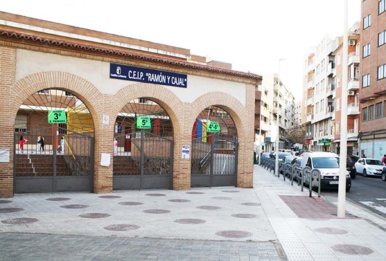 Alumnos de Primaria del colegio Ramón y Cajal de Puertollano no pasarán a clase: sus padres protestan por el clima de «inseguridad»