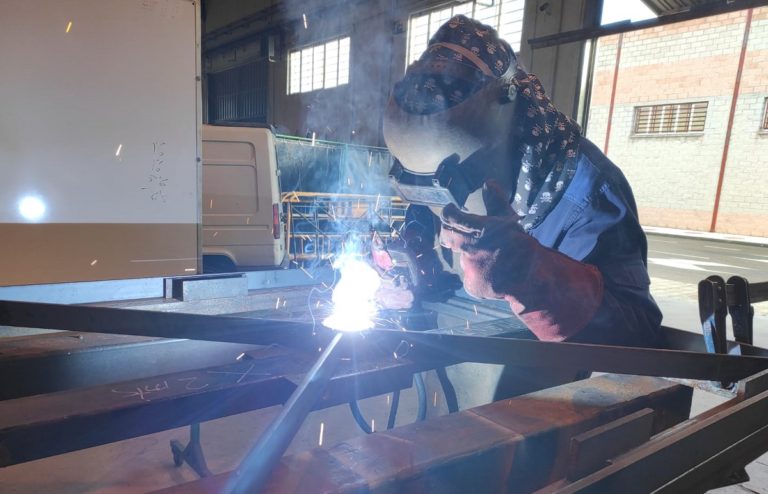 Puertollano: Alumnos del taller de soldadura reparan las vallas de la rotonda del AVE, entre otros elementos
