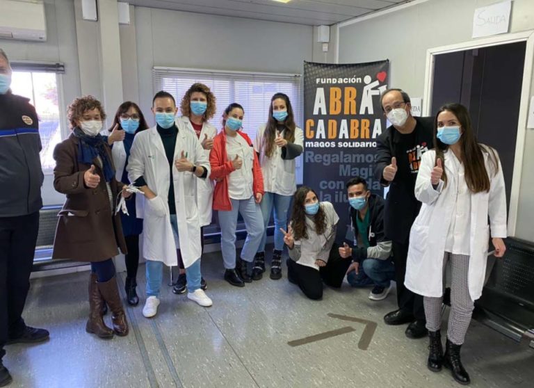 Un mago solidario deslumbra a los niños que esperan su pinchazo contra el COVID en el hospital de Puertollano