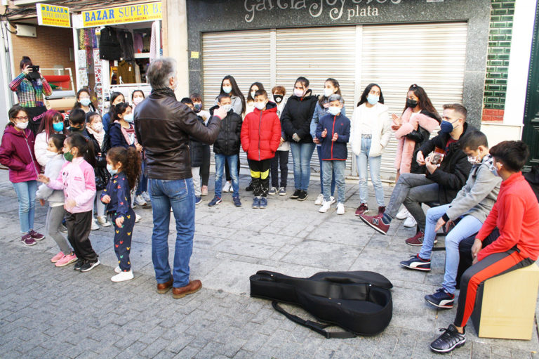 Puertollano: Villancicos a pie de calle de los colegios Menéndez Pelayo y Doctor Limón