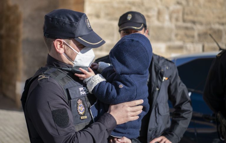 La Policía Nacional auxilia en Ciudad Real a un bebé que convulsionaba y no respondía a ningún estímulo