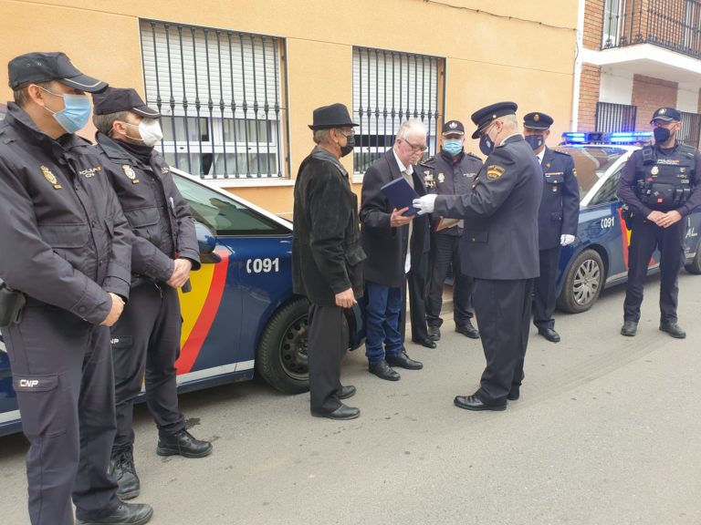 Ciudad Real: El policía nacional Ángel Hornero Gamito recibe un emocionante homenaje de sus compañeros a las puertas de su casa
