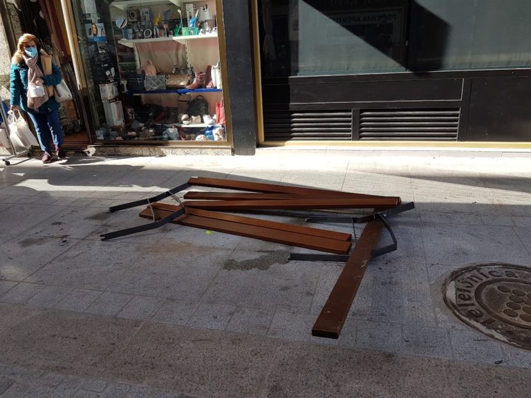 Puertollano: Un vehículo irrumpe en la calle Puerto y destroza uno de los bancos recién puestos en la zona peatonal