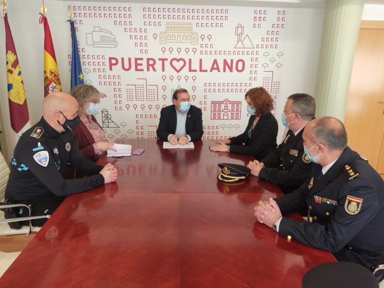 El alcalde recibe al nuevo Comisario jefe de la Policía Nacional de Puertollano