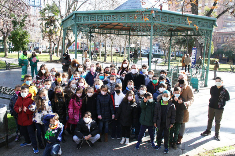 Los escolares siembran de molinillos de paz los espacios verdes de Puertollano