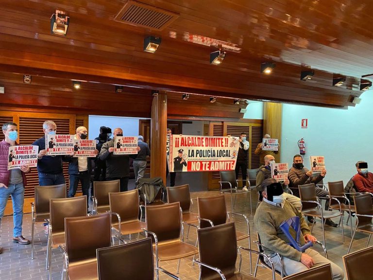 Policías locales piden la «dimisión inmediata» del alcalde en el pleno del Ayuntamiento de Puertollano