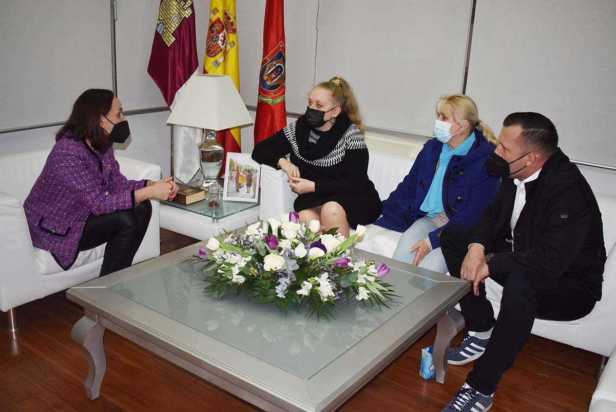 La alcaldesa de Ciudad Real recibe a una representación de la comunidad ...