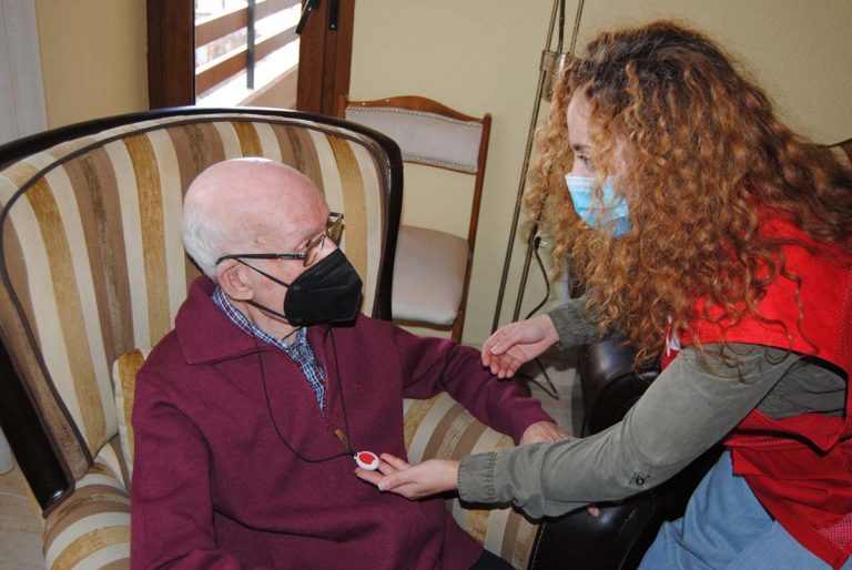 El botón de ayuda de Cruz Roja Ciudad Real, un medallón de la tranquilidad para cientos de personas