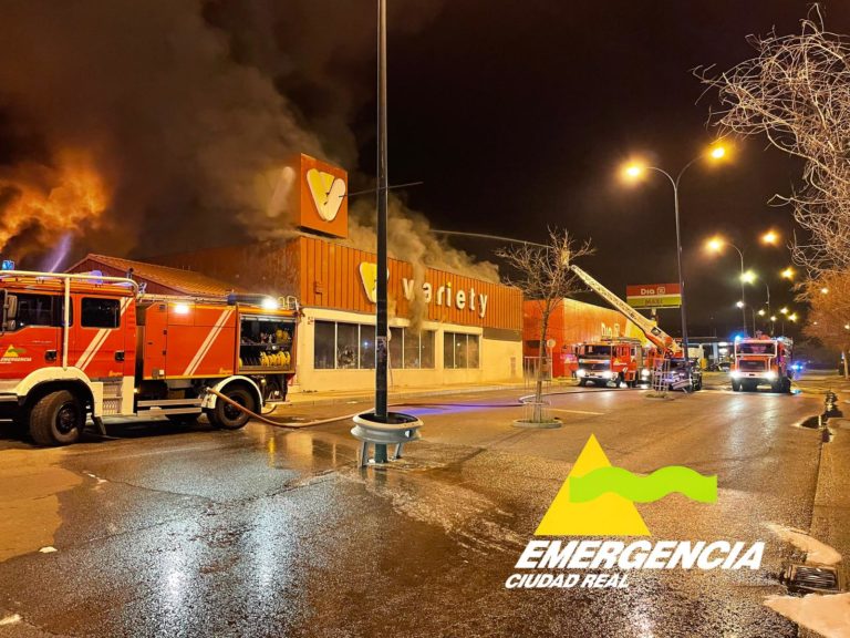 Puertollano: El fuego arrasa la nave comercial «Variety»