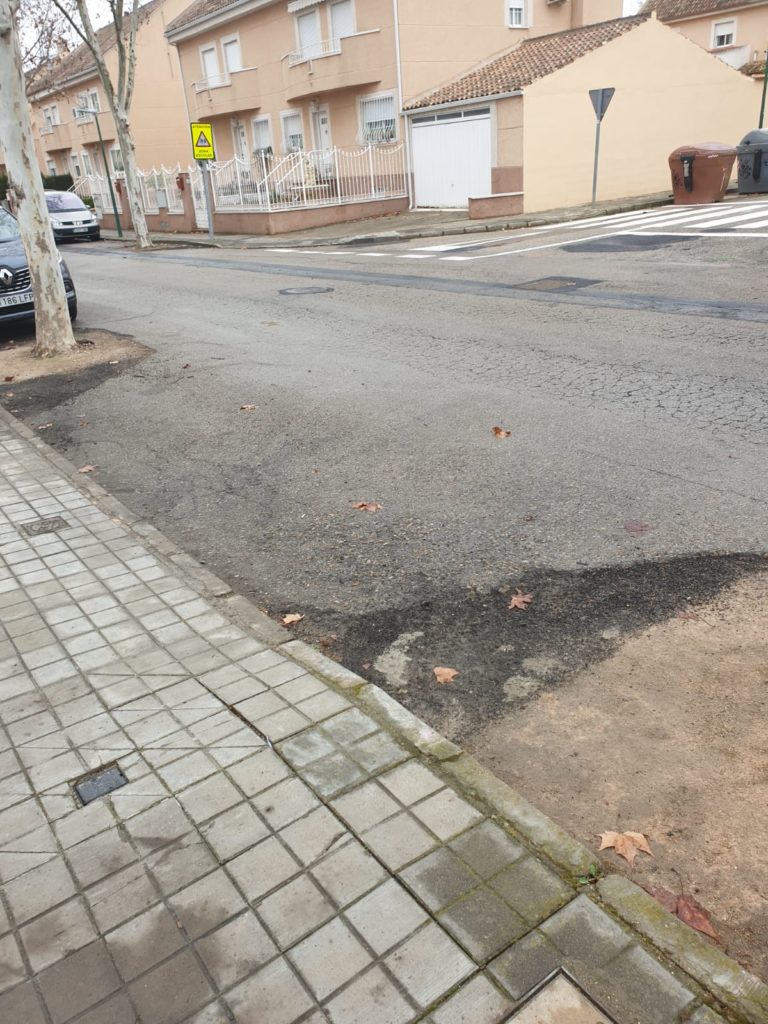 Ciudad Real: Un camión que circulaba en dirección prohibida por la calle Alemania impacta contra varios vehículos y atropella a un vecino