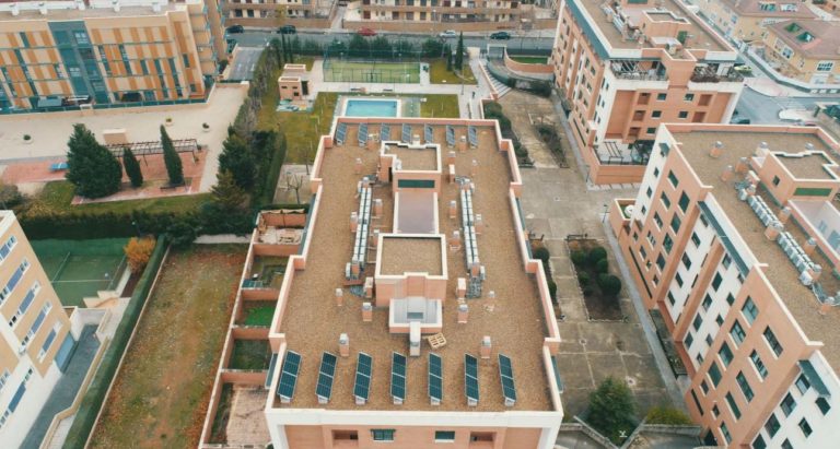 Una comunidad de vecinos de Ciudad Real instala la primera fotovoltaica de autoconsumo colectivo de Castilla-La Mancha