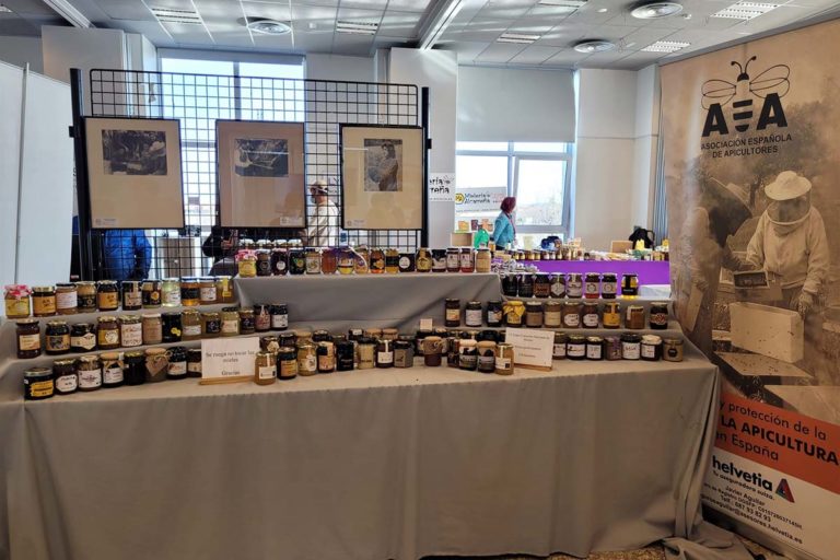 La miel de bosque de Vanesa Carranza, de Los Cortijos, triunfa en el VI Concurso Nacional de Mieles