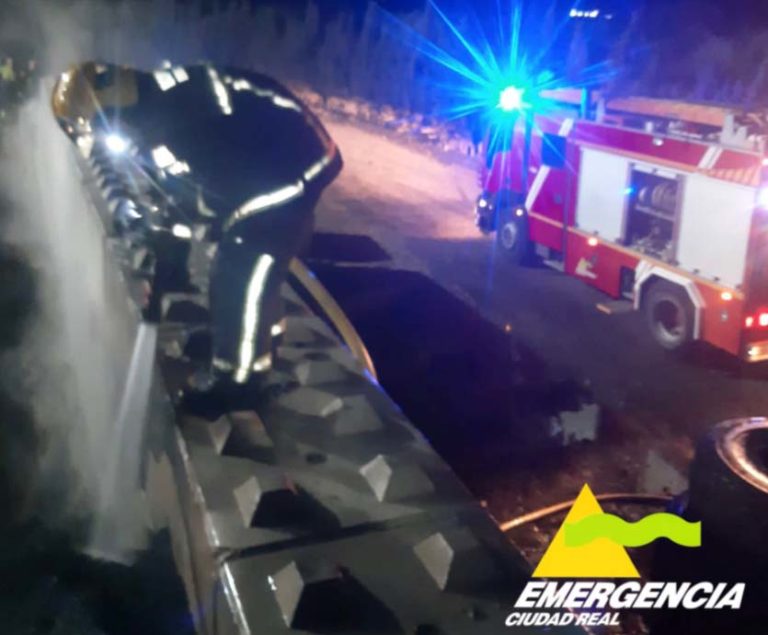 Los bomberos sofocan un incendio en una empresa de reciclaje de neumáticos en Campo de Criptana