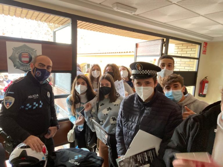 La Policía Local de Puertollano participa en la VIII Feria de Universidades y Profesiones del colegio salesiano