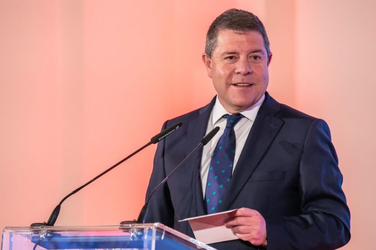 Emiliano García-Page pone la primera piedra del CEIP ‘Miguel Delibes’ en El Viso de San Juan (Toledo)