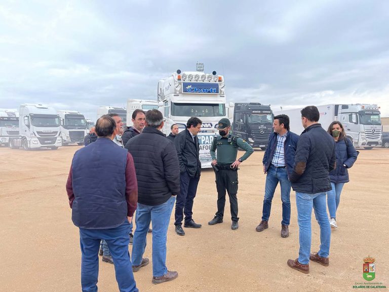 Los transportistas de Bolaños continúan el parón con una marcha lenta de cerca de un centenar de camiones y tractores por la CR-5111