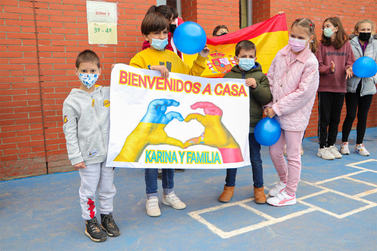 Almodóvar del Campo: Emocionante bienvenida escolar a dos hermanos ucranianos huidos de la guerra