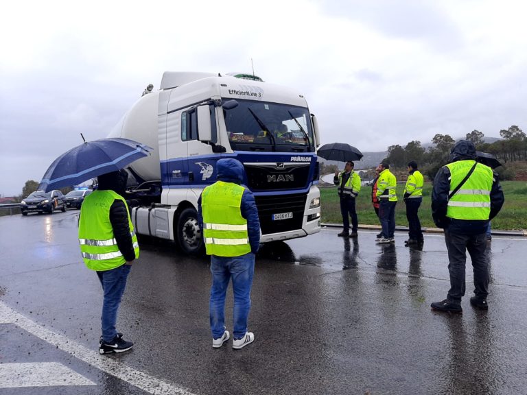 Transportistas de Puertollano que participan en piquetes informativos elevan al 80% el seguimiento del paro en la comarca