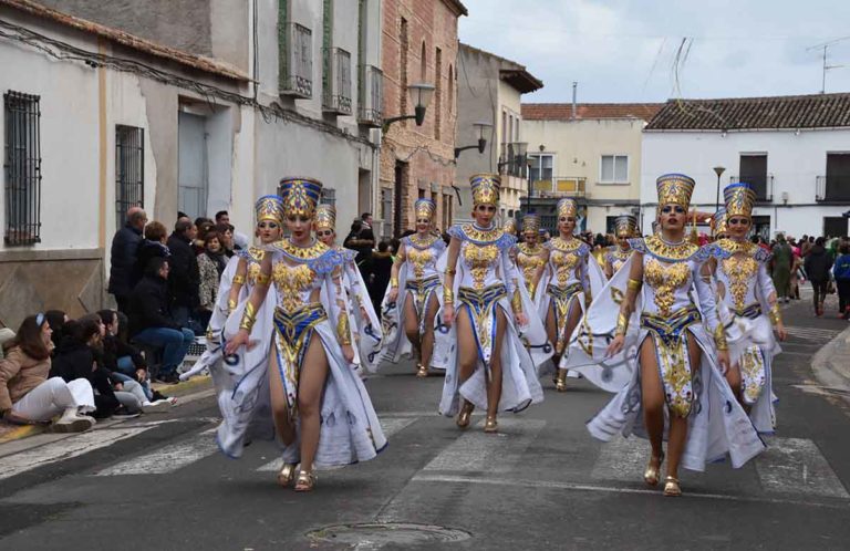 ‘El Burleta’ se hace con el Alhiguí de Honor del desfile de Miguelturra con su alegoría sobre los dioses del Nilo