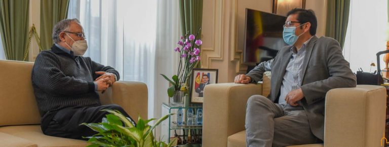 Caballero se interesa por la labor pastoral y formativa que desarrolla en Guatemala el exvicario de la Diócesis Pedro Jaramillo